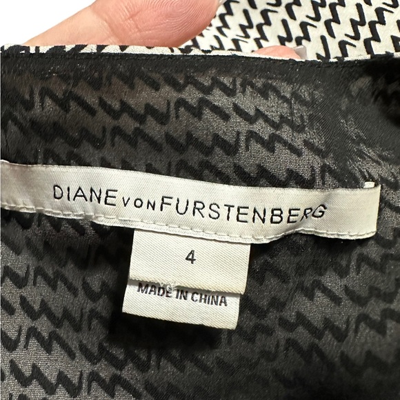 Diane Von Furstenberg silk dress size 4.Black and white.Zips from top and bottom - Picture 9 of 13